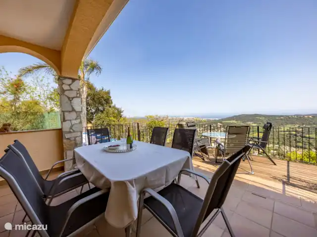 villa sant jordi en España, Costa Brava, Calonge - villa terraza, entrada directa desde el balcón y desde la cocina. el acceso a la piscina se puede cerrar con una puerta