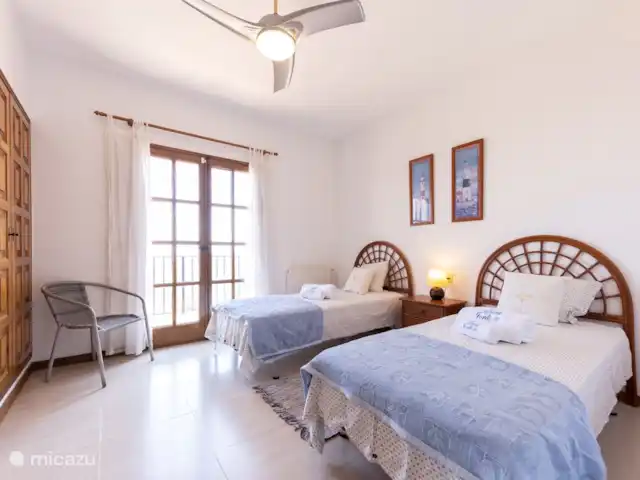villa sant jordi en España, Costa Brava, Calonge - villa Dormitorio con 2 camas individuales y puertas de patio a un balcón con hermosas vistas,