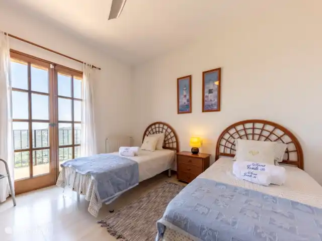 villa sant jordi en España, Costa Brava, Calonge - villa Dormitorio con 2 camas individuales y puertas de patio a un balcón con hermosas vistas