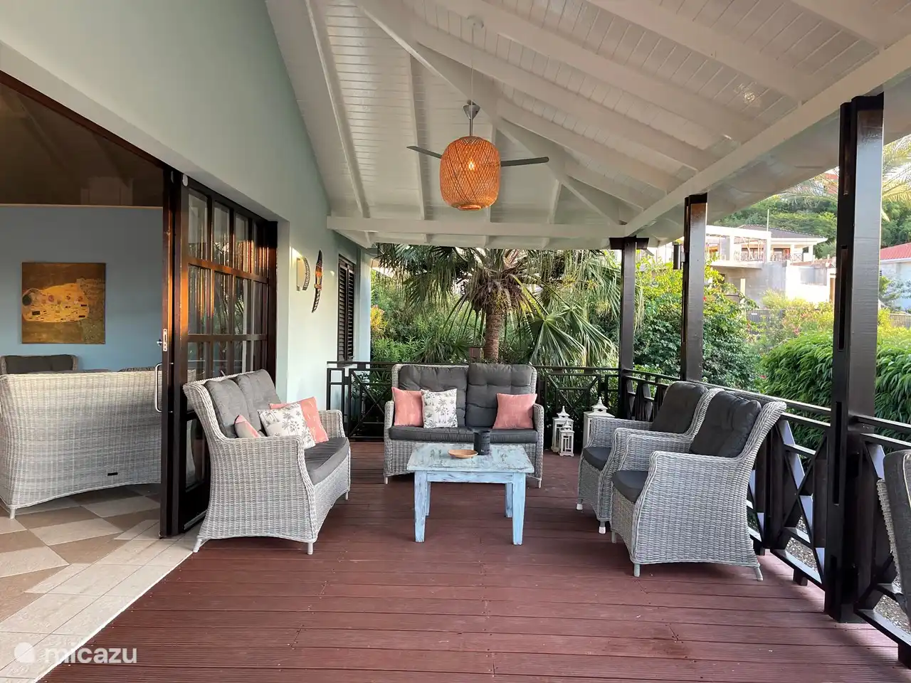 The Blue Bay Beachvilla - Veranda met zithoek