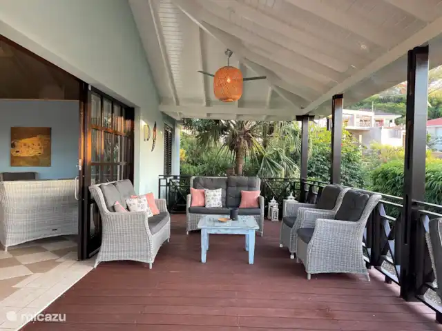 The Blue Bay Beachvilla huren in Curaçao, Curacao-Midden, Willemstad - villa The Blue Bay Beachvilla - Veranda met zithoek