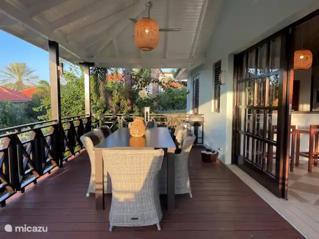 The Blue Bay Beachvilla huren in Curaçao, Curacao-Midden, Willemstad - villa The Blue Bay Beachvilla - Veranda sfeervol dineren