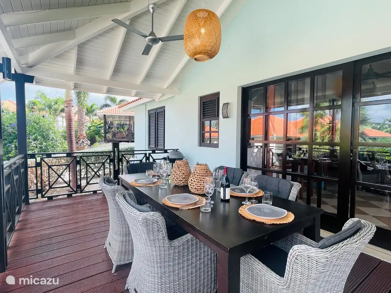 The Blue Bay Beachvilla - 6 persoons dinertafel