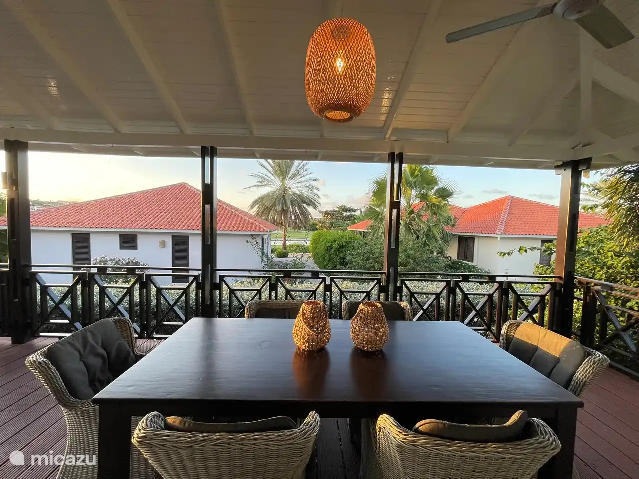 The Blue Bay Beachvilla - Veranda met eettafel