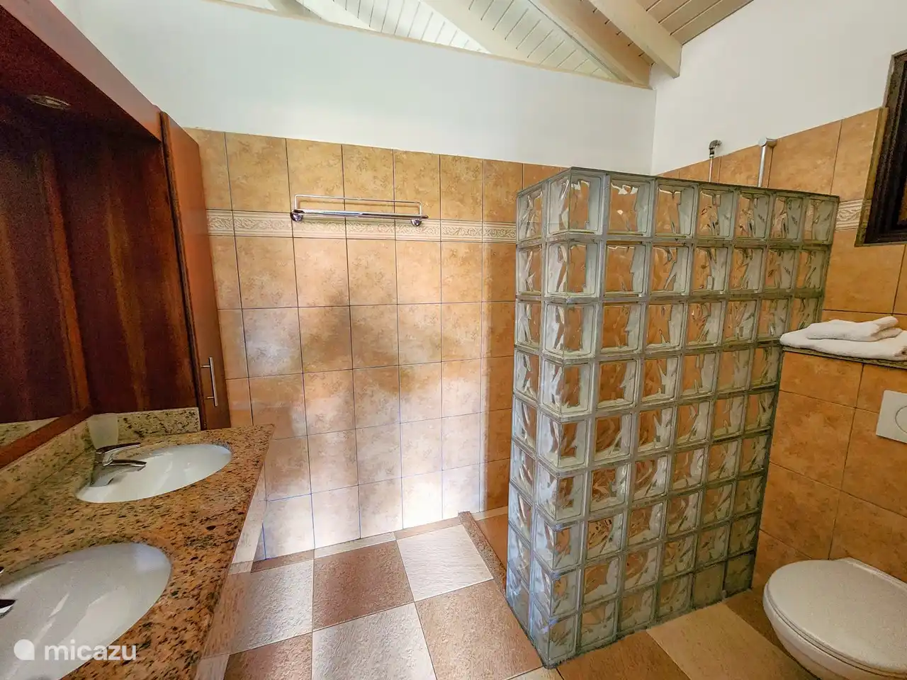 The Blue Bay Beachvilla - Bathroom with connecting door to Master Bedroom, badkamer met deur naar slaapkamer 1