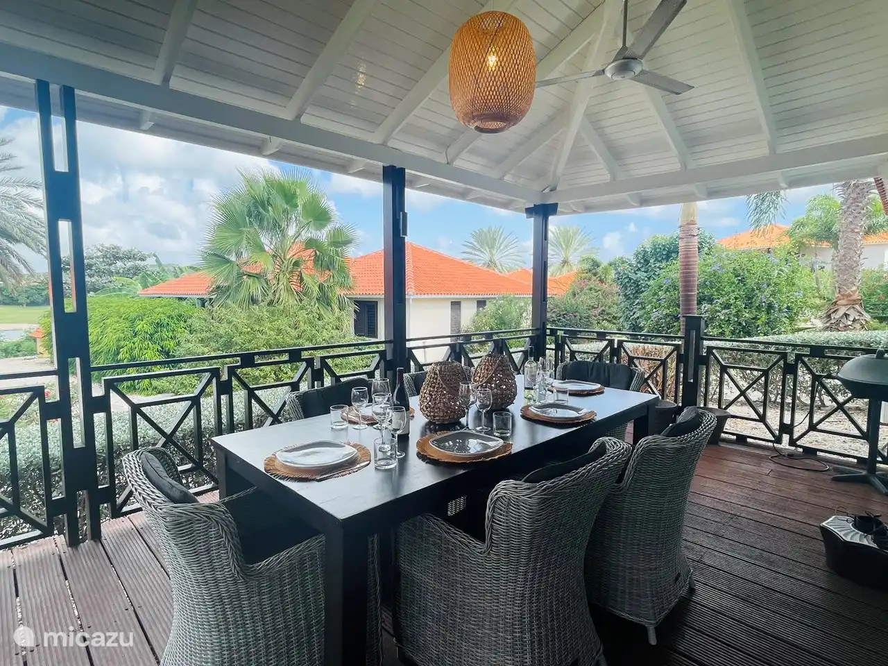 The Blue Bay Beachvilla - Veranda sfeervol dineren