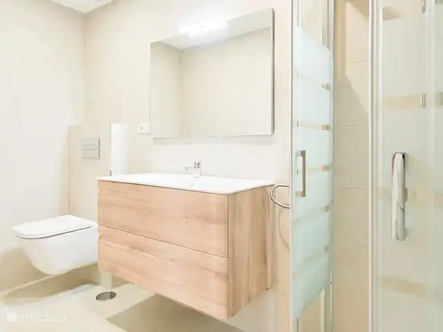 El Oasis Club TD05 | Espagne, Costa del Sol, Torrox - appartement Nouvelle salle de bain avec douche et WC.