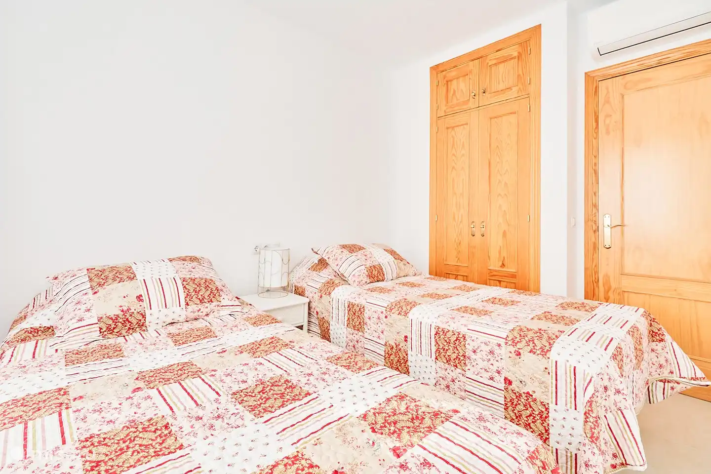 bedroom 2 with 2 single beds