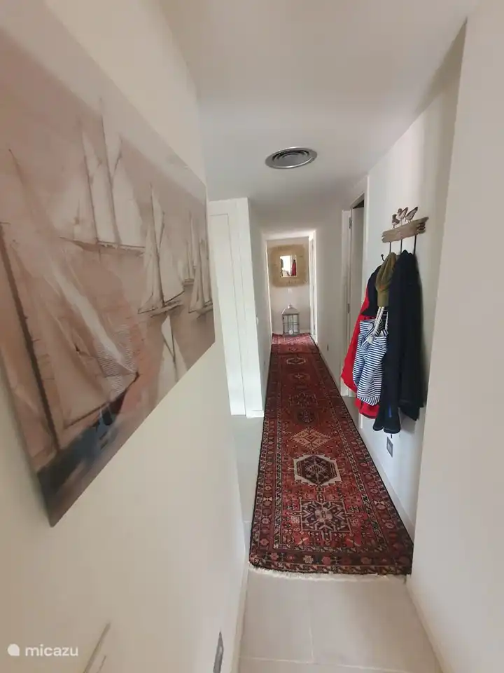 die Halle, in der sich die Schlafzimmer befinden