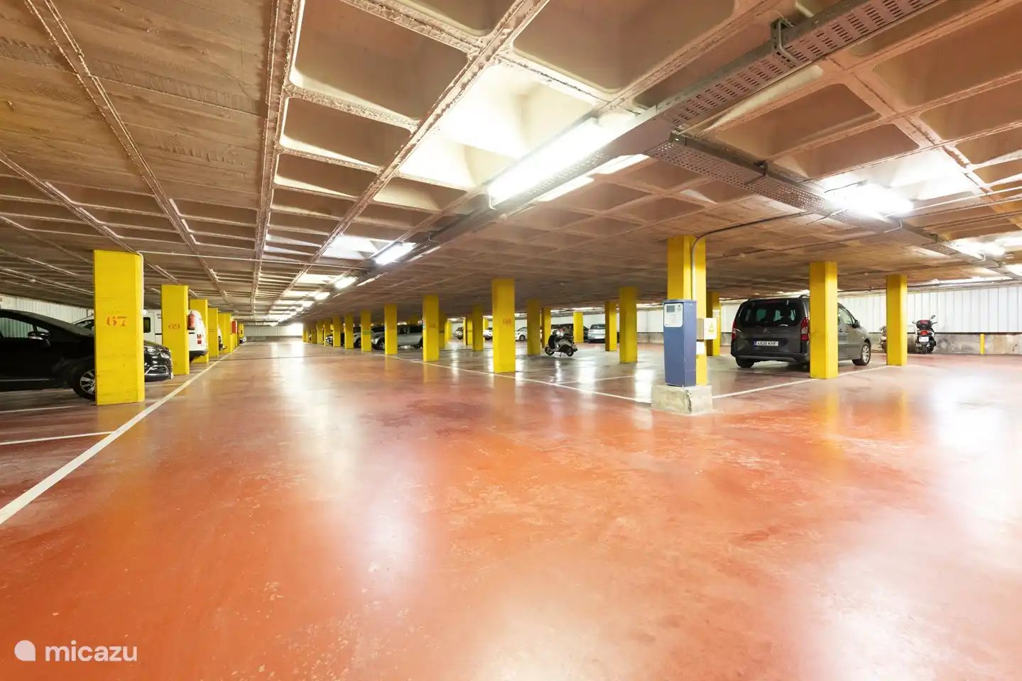 privater Stellplatz in der abgeschlossenen Parkebene des Parkhauses