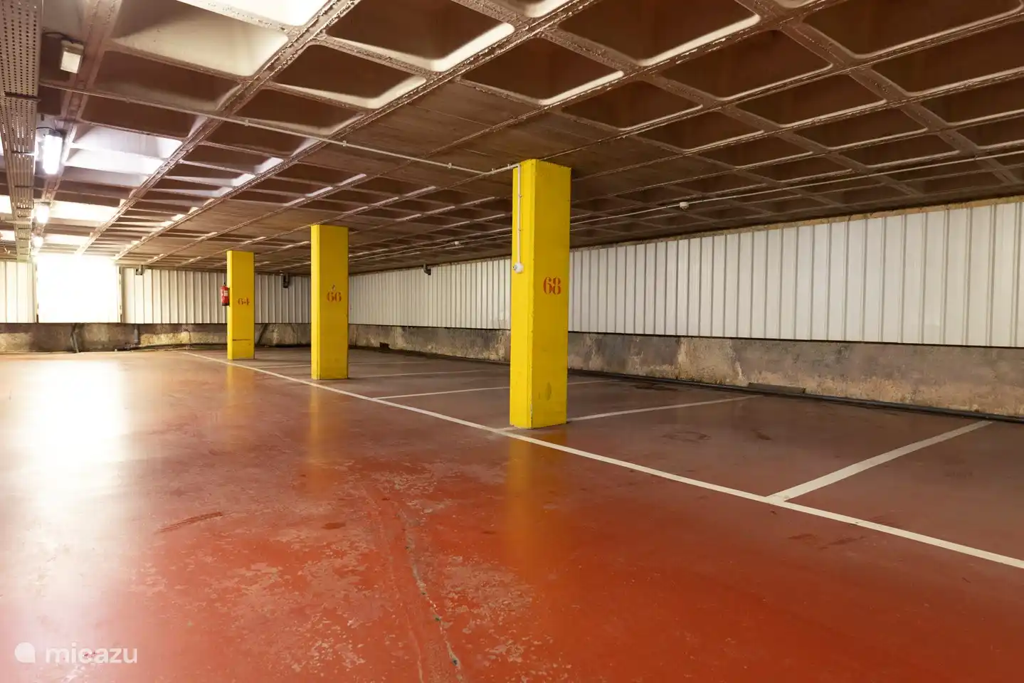 privater Stellplatz in der abgeschlossenen Parkebene des Parkhauses