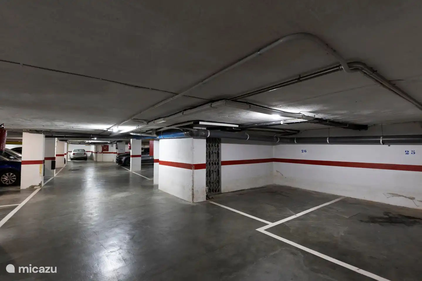privater Parkplatz im Penthouse-Gebäude, verfügbar für kleinere Autos.