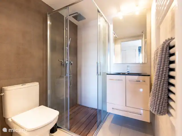 Beach Penthouse St. Feliu de Guixols | Espagne, Costa Brava, Sant Feliu de Guíxols - penthouse salle de bain attenante 1/4 appartenant à la chambre 1/3