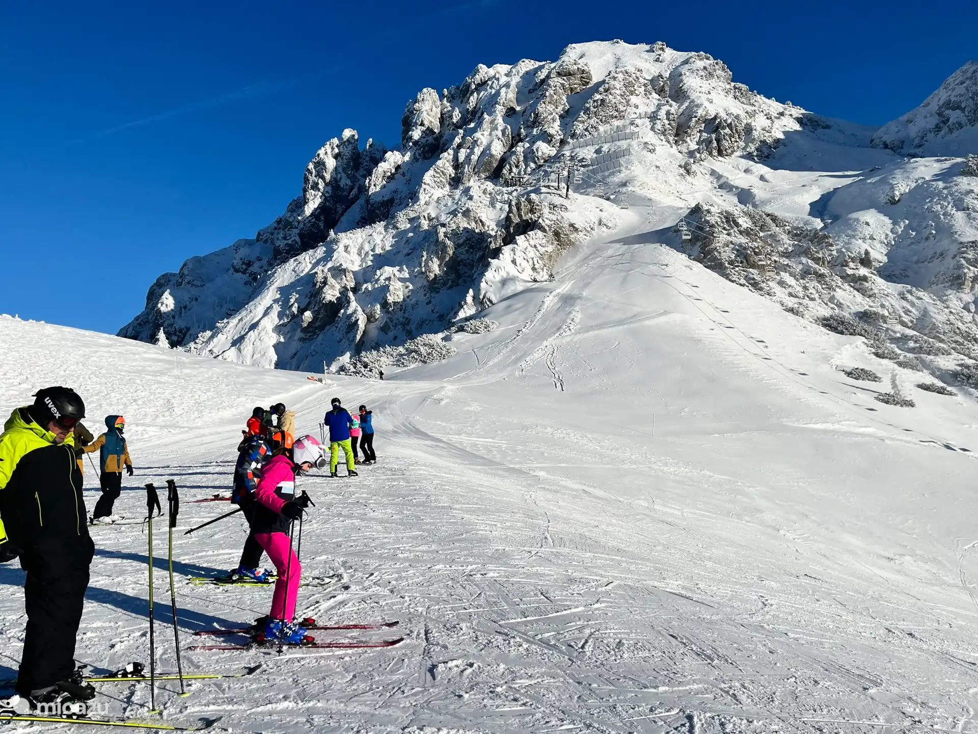 Nassfeld 110 kilometer aan pistes, blauw, rood en zwart met vele apresski Hütten. Nassfeld ligt op 23 km van ons huis en is perfect bereikbaar met eigen auto (gratis parkeren) of gratis skibus