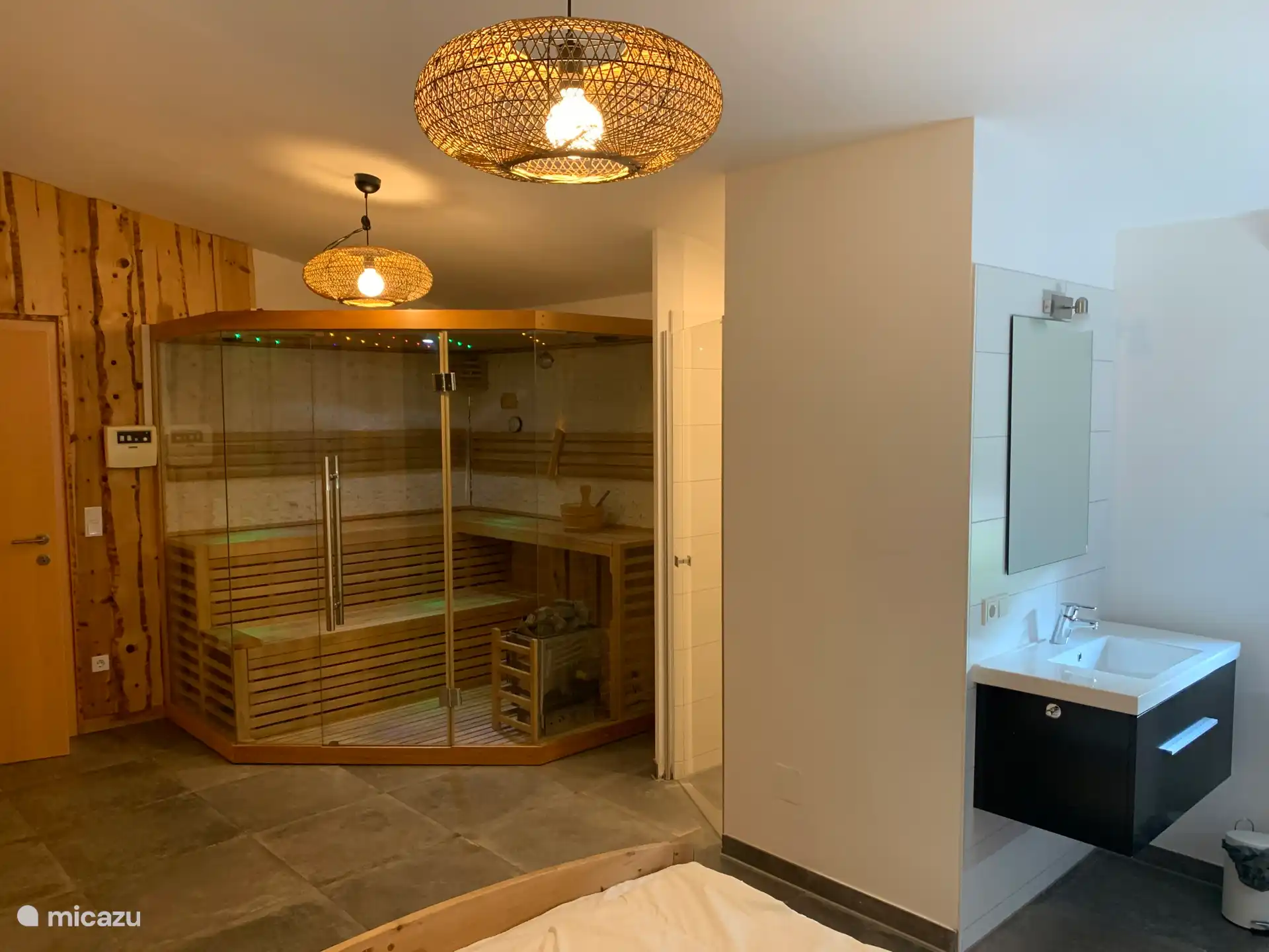 Die Sauna befindet sich im Erdgeschoss im Schlafzimmer im Erdgeschoss mit den französischen Türen und dem eigenen Bad