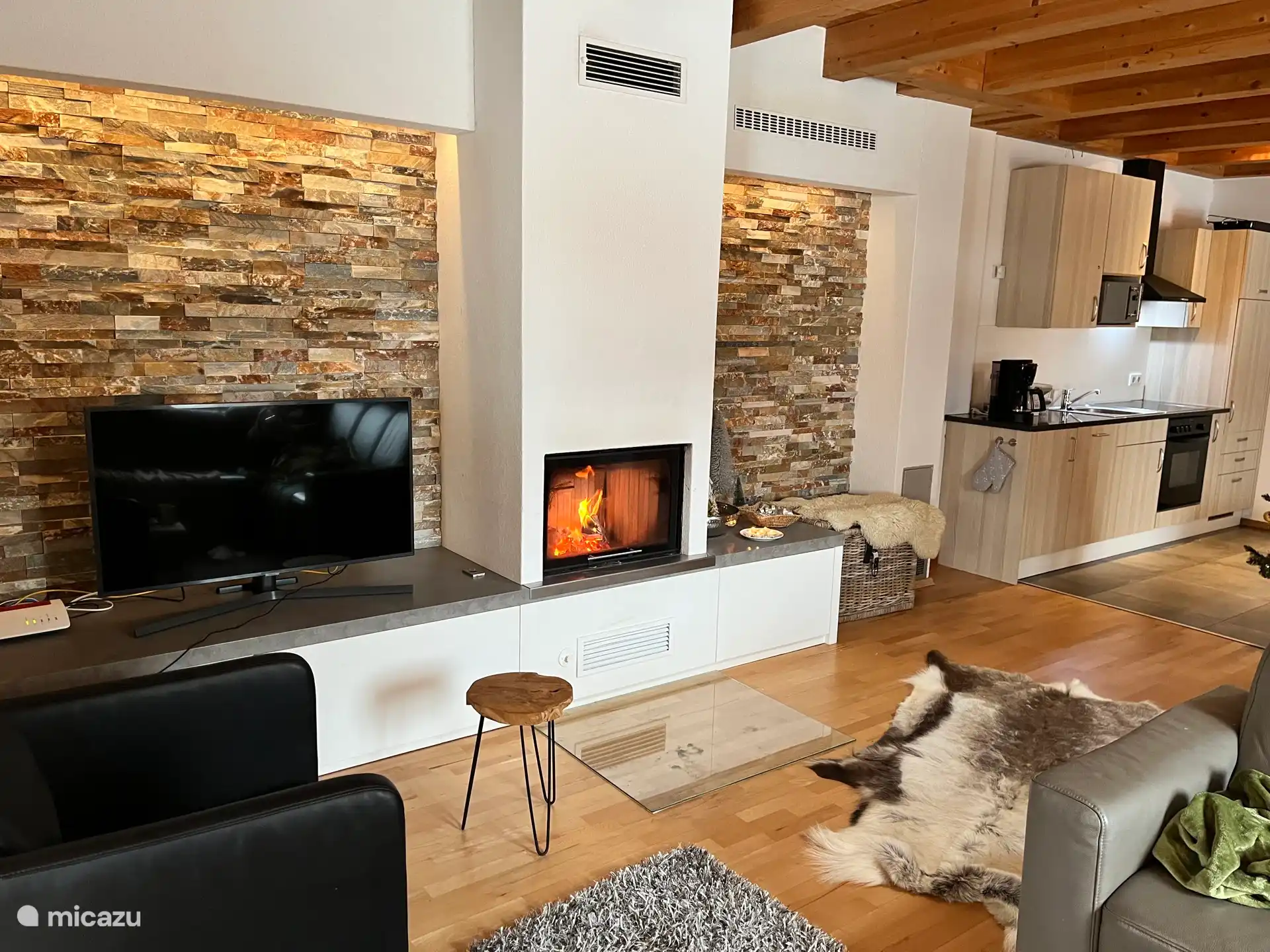 ruime woonkamer met open keuken.