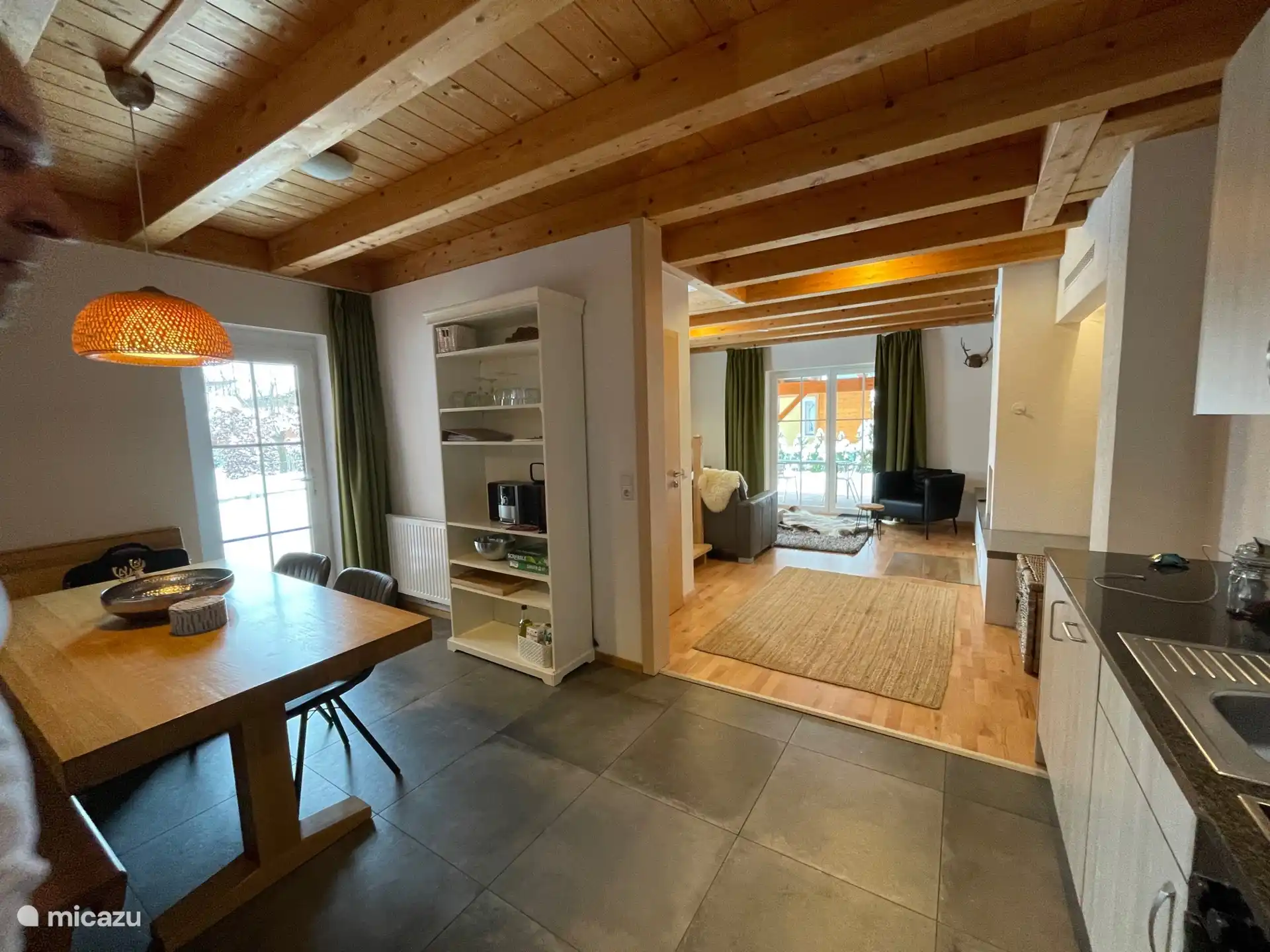 Großes Wohnzimmer mit Küche 