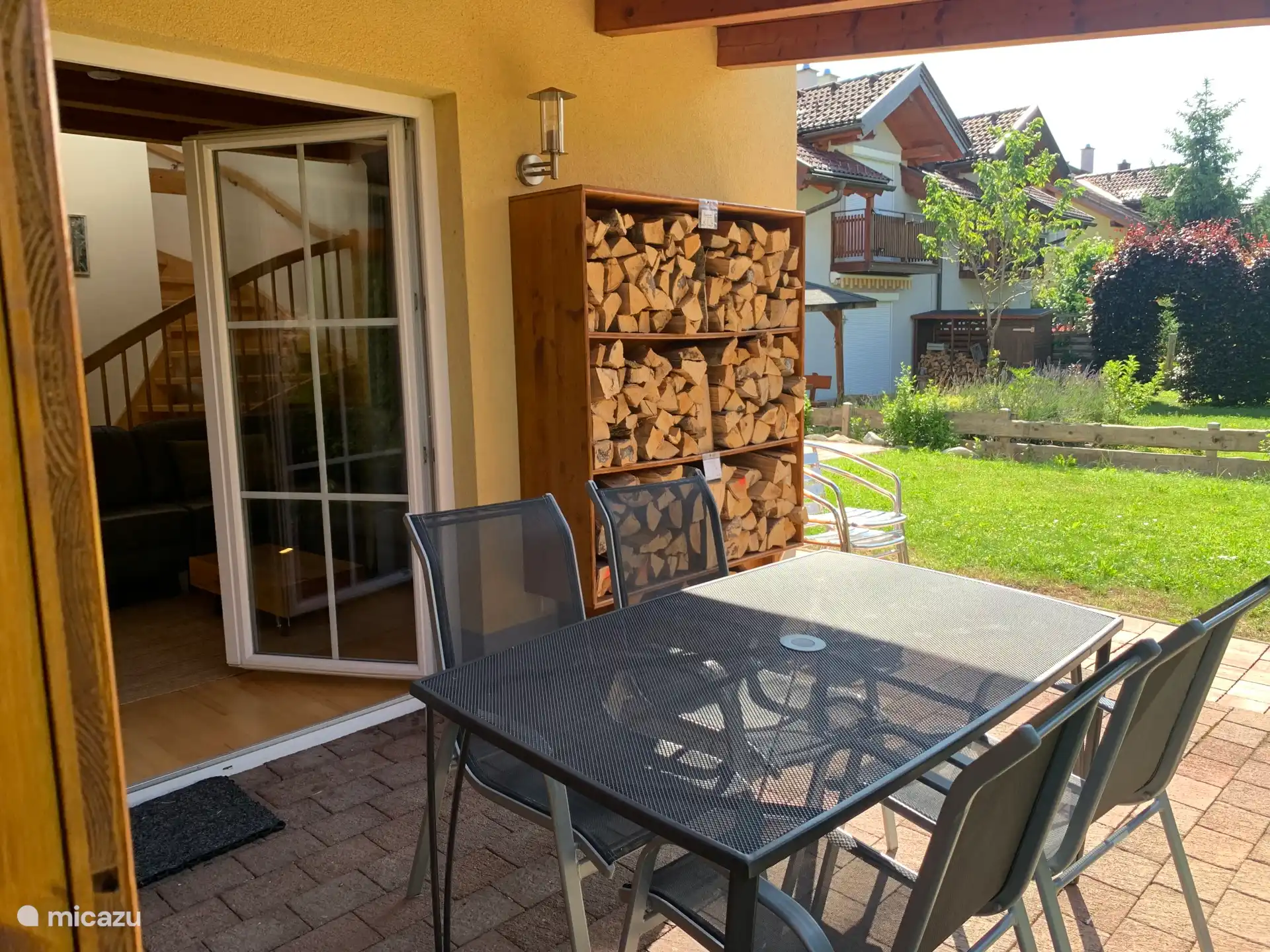 Terrasse auf der Rückseite mit Veranda