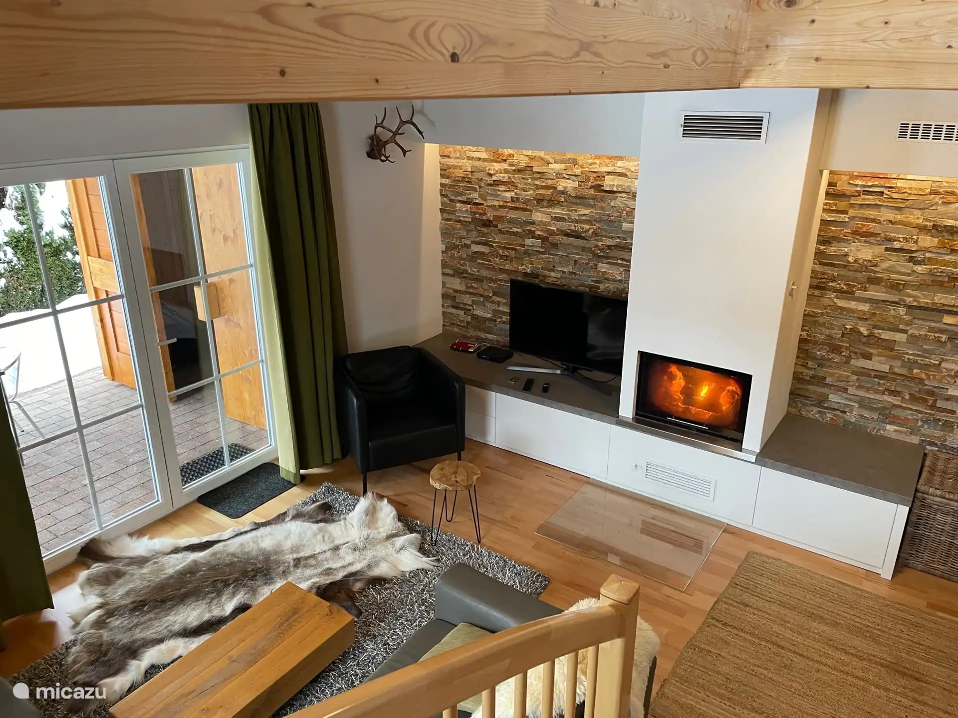 gemütliche Sitzecke mit Holzofen und TV-Ecke