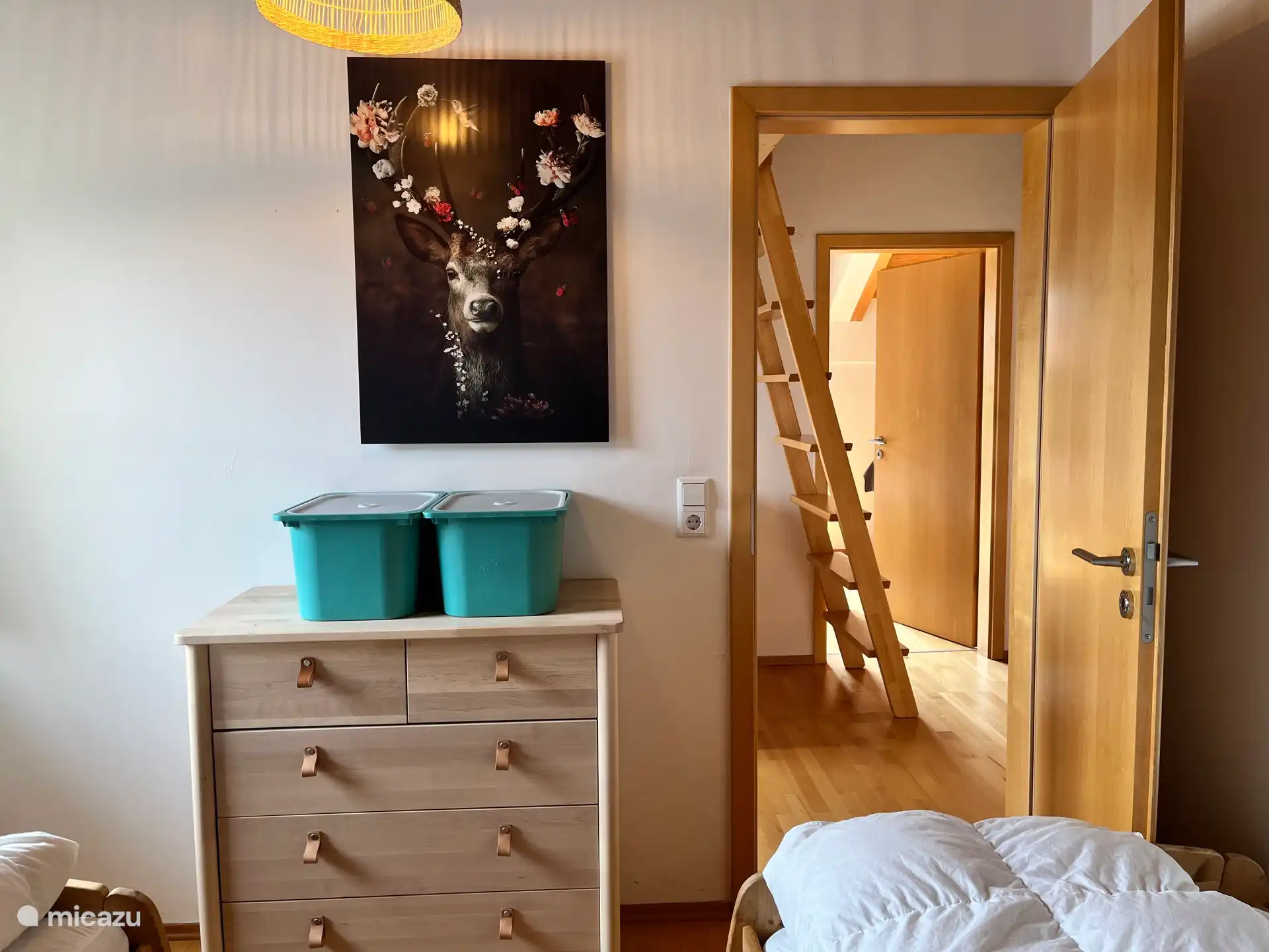 Schönes Schlafzimmer und Blick auf die Treppe zum Schlafboden