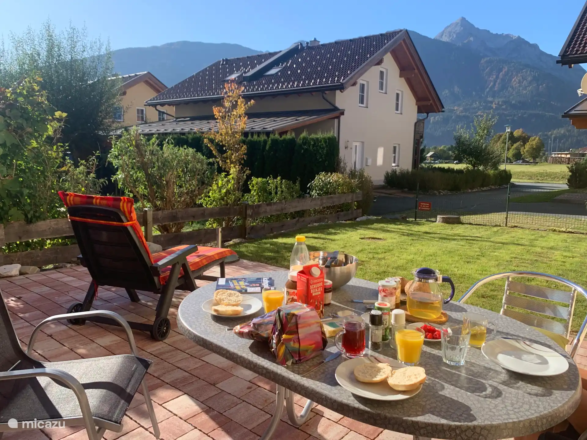 Frühstück in der Sonne auf der Terrasse neben dem Haus mit schöner Aussicht