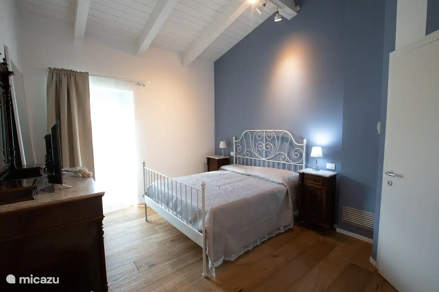 Chambre avec lit double et lit simple de l’appartement Ulivo