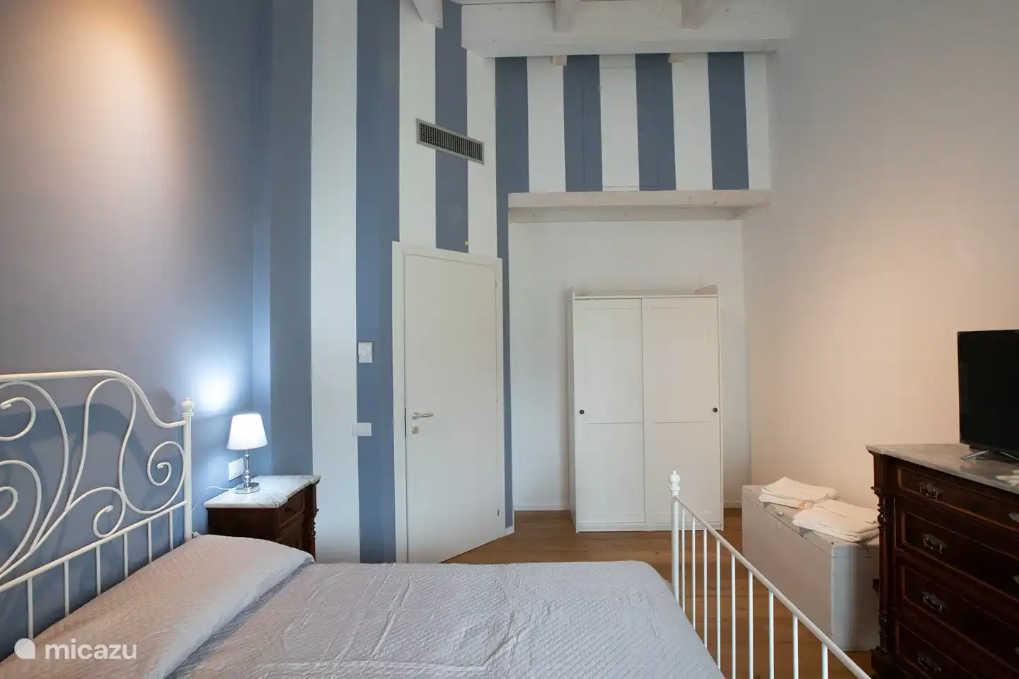 Chambre avec lit double et lit simple de l’appartement Ulivo