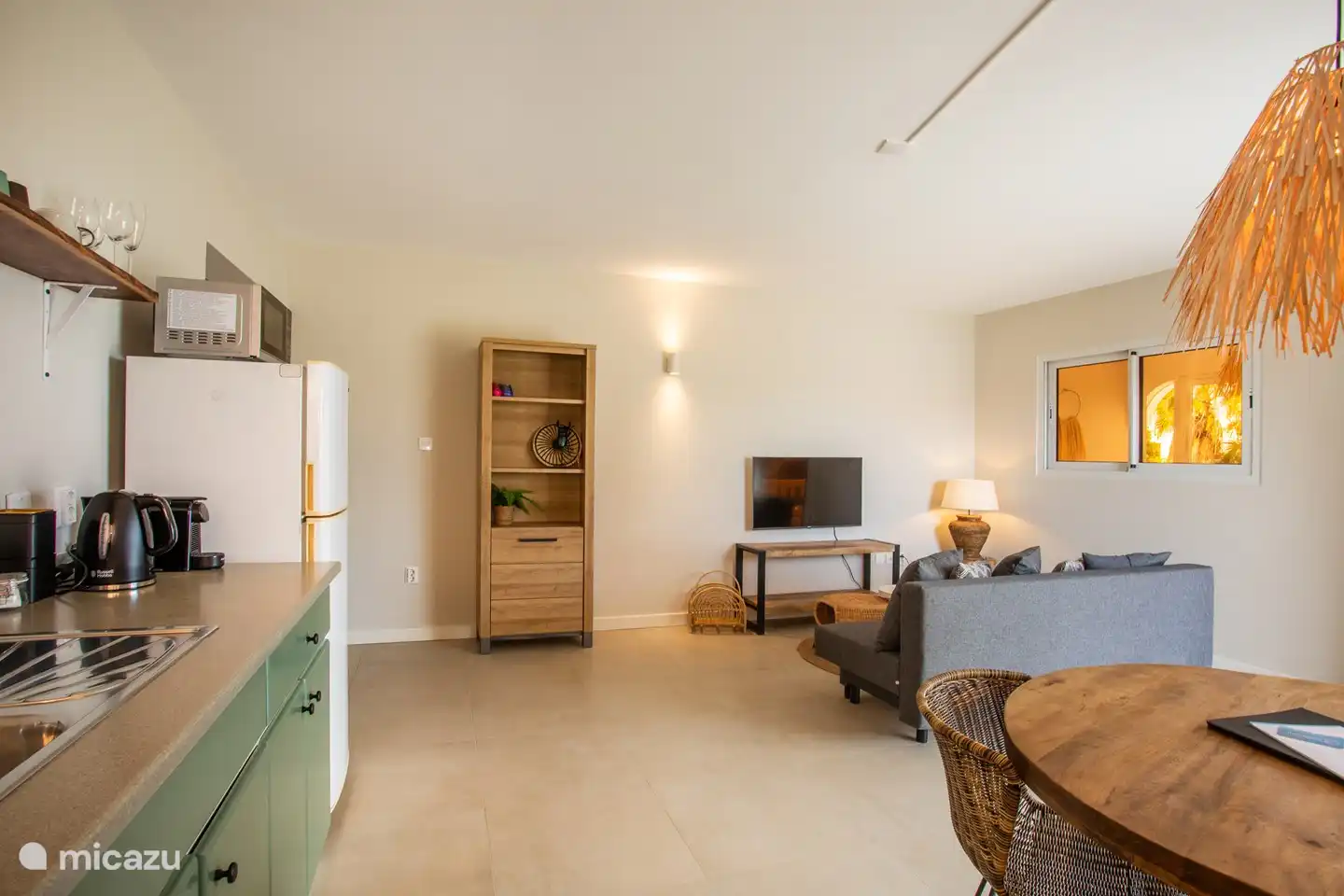 Wohnzimmer mit offener Küche