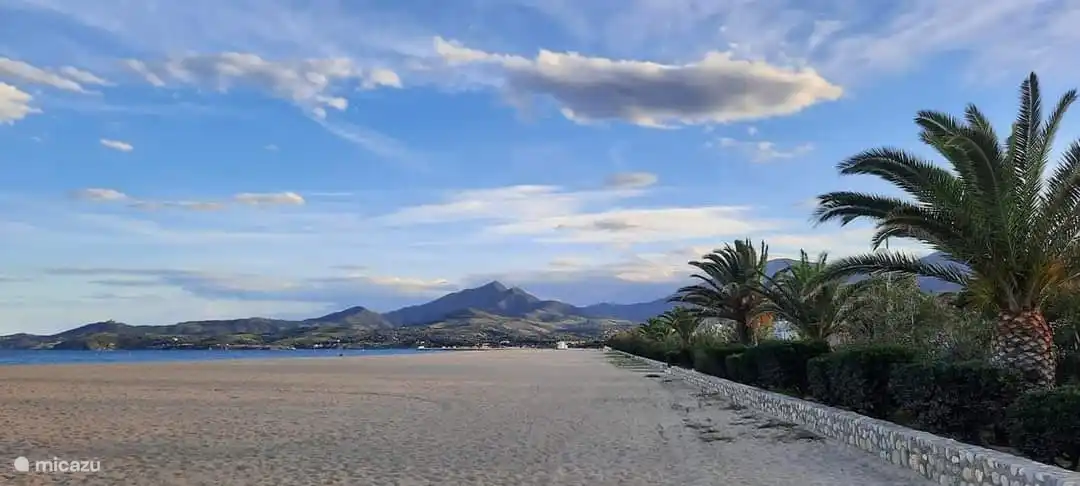 Argeles-sur-mer est connue pour sa large plage de sable de 7 kilomètres de long et est située au pied des Pyrénées, près de la frontière avec l'Espagne