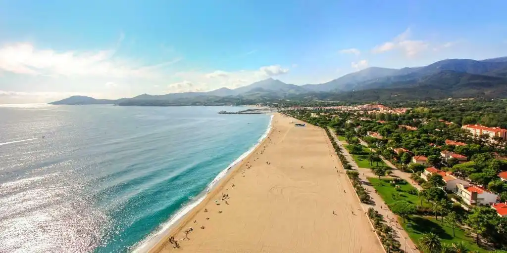 7 kilomètres de plage de sable, au pied des Pyrénées, près de la frontière avec l'Espagne