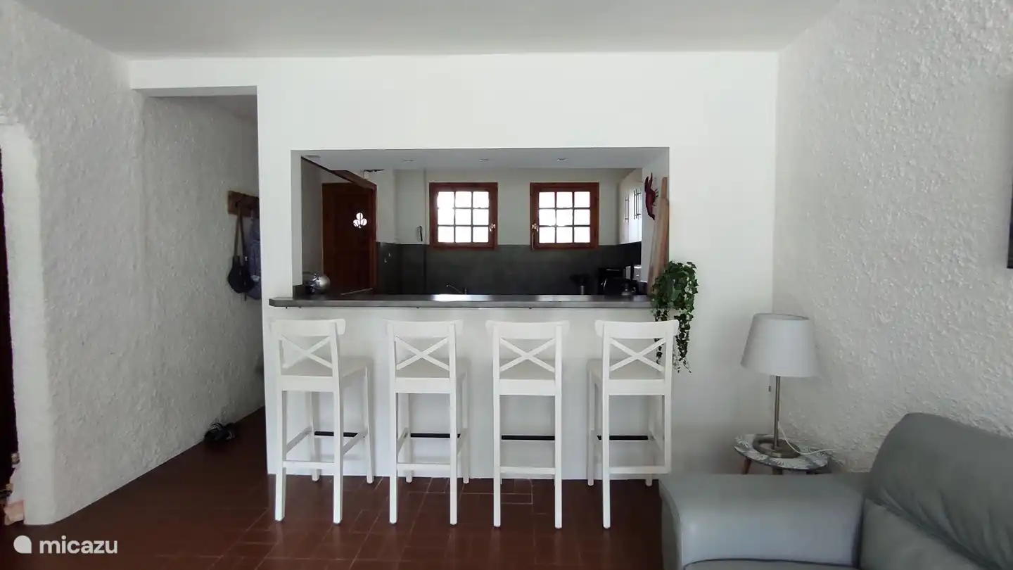 La cuisine ouverte avec un bar cosy