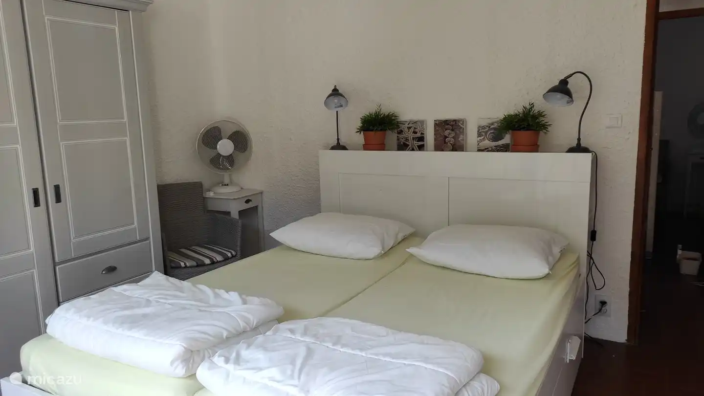 Chambre 1, lit double, grande armoire et balcon privé