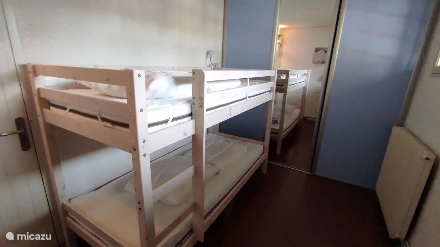 Chambre 2, avec lits superposés et armoire coulissante