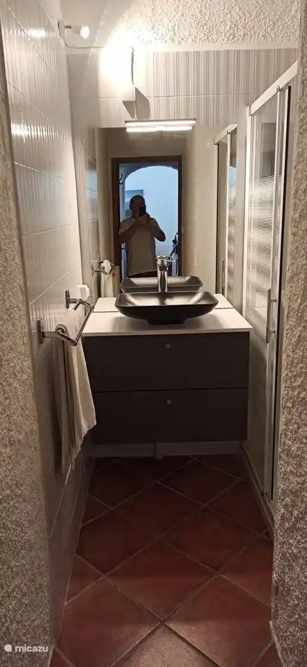Salle de bain avec lavabo et cabine de douche, installée en 2022