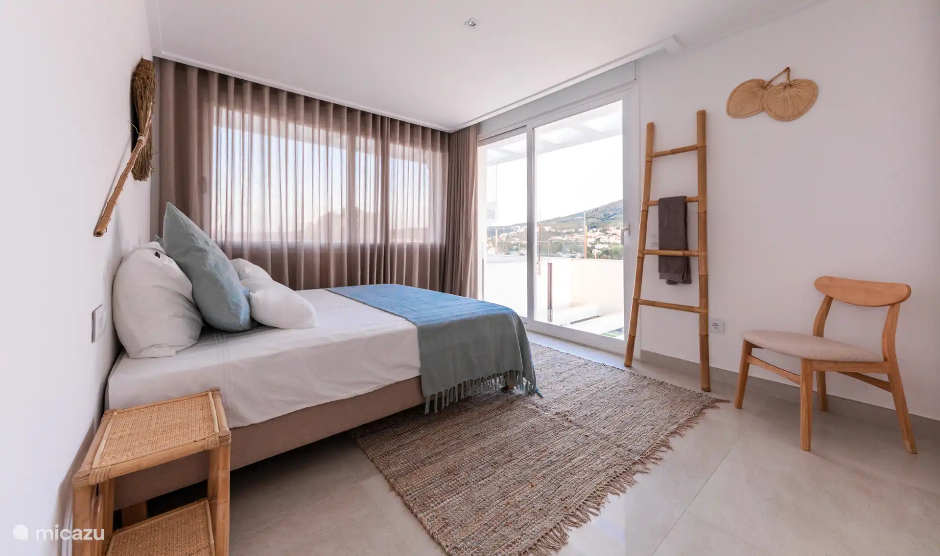 Schlafzimmer 1, Erdgeschoss mit Kingsize-Bett (180x200) und großem eingebautem Kleiderschrank. Französische Türen zum Balkon