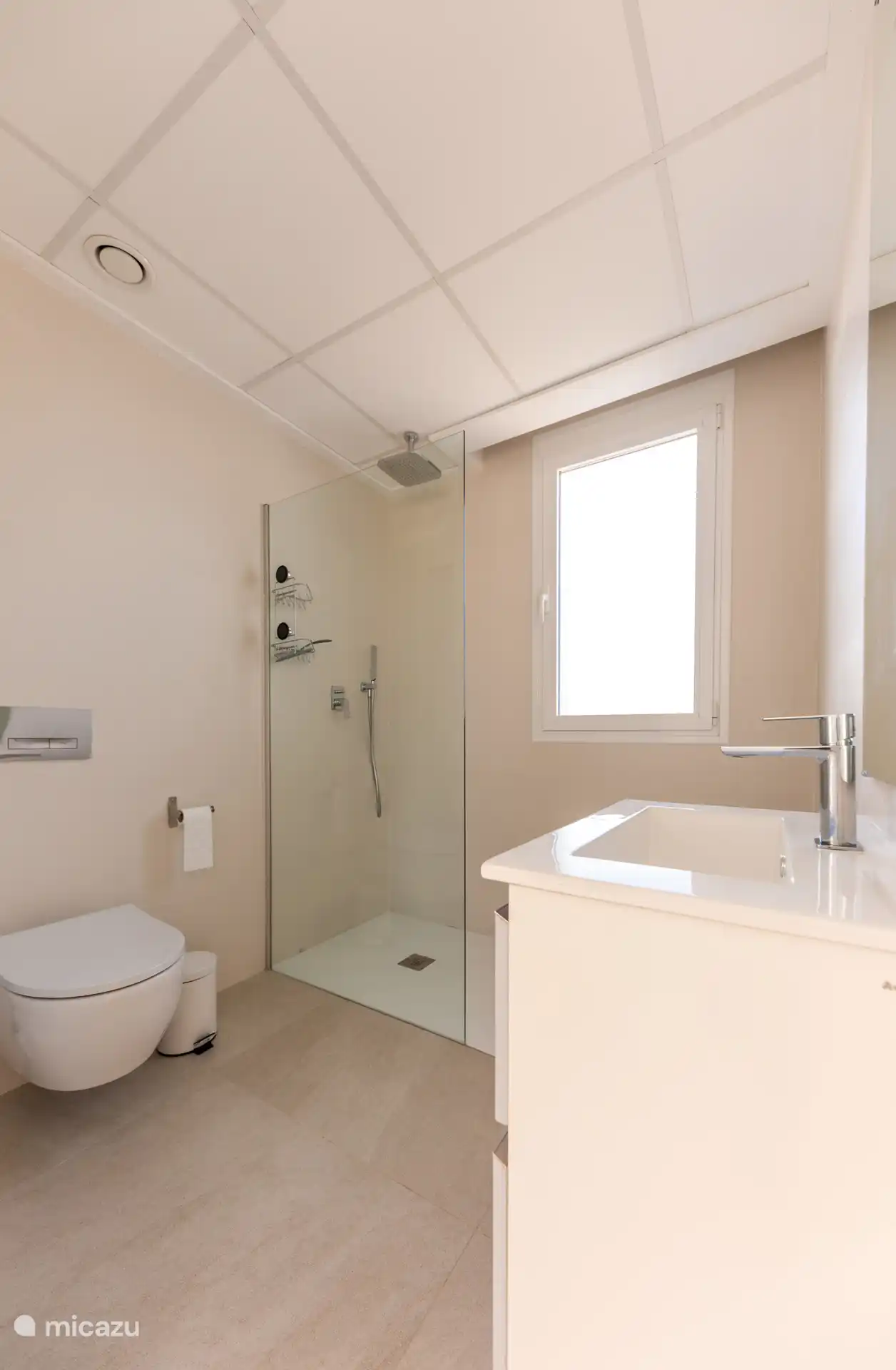 Badezimmer 1, mit Dusche, Toilette und Waschbecken