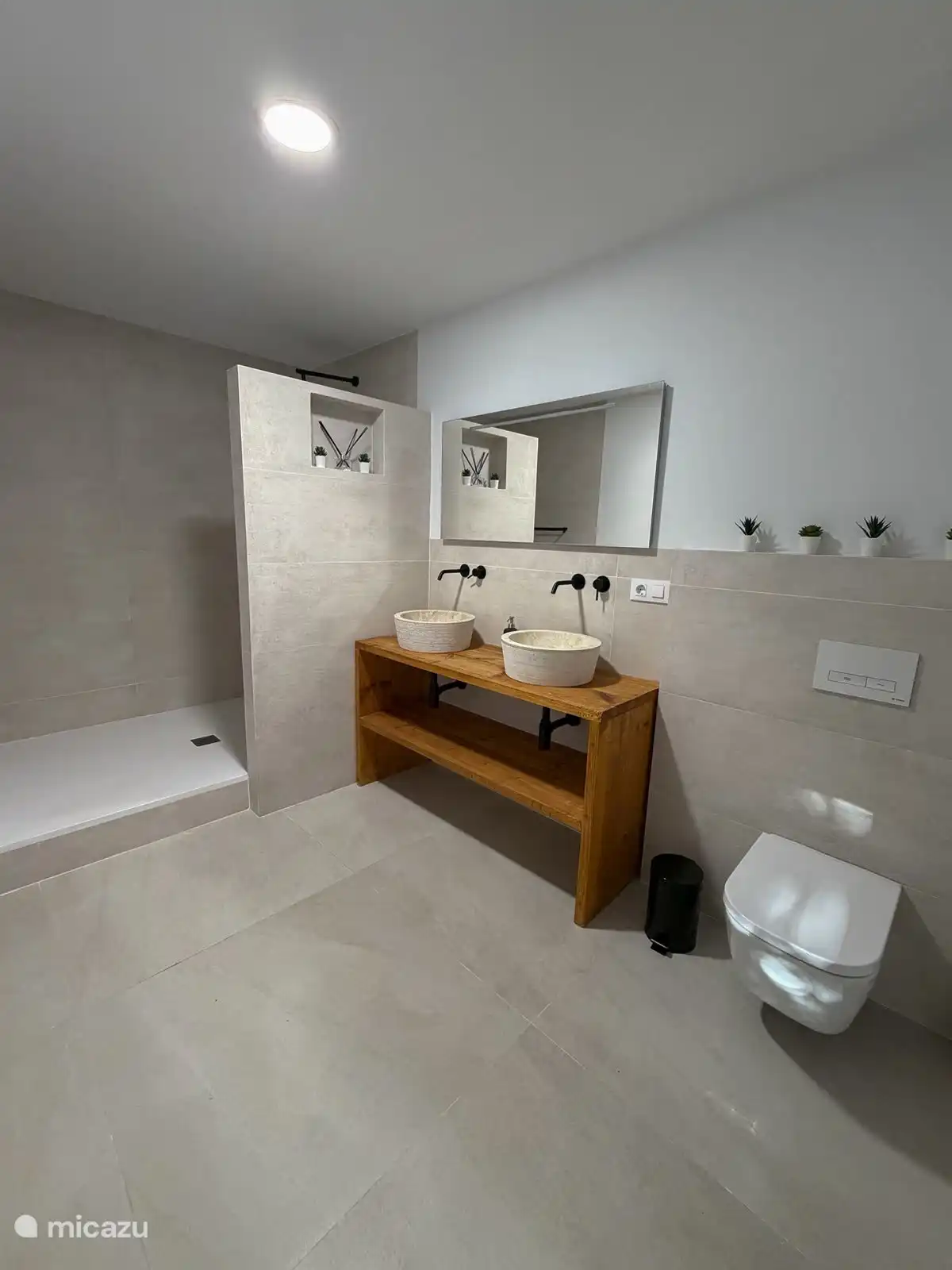 Bad 3, Keller mit großer Dusche, 2 Waschbecken und WC