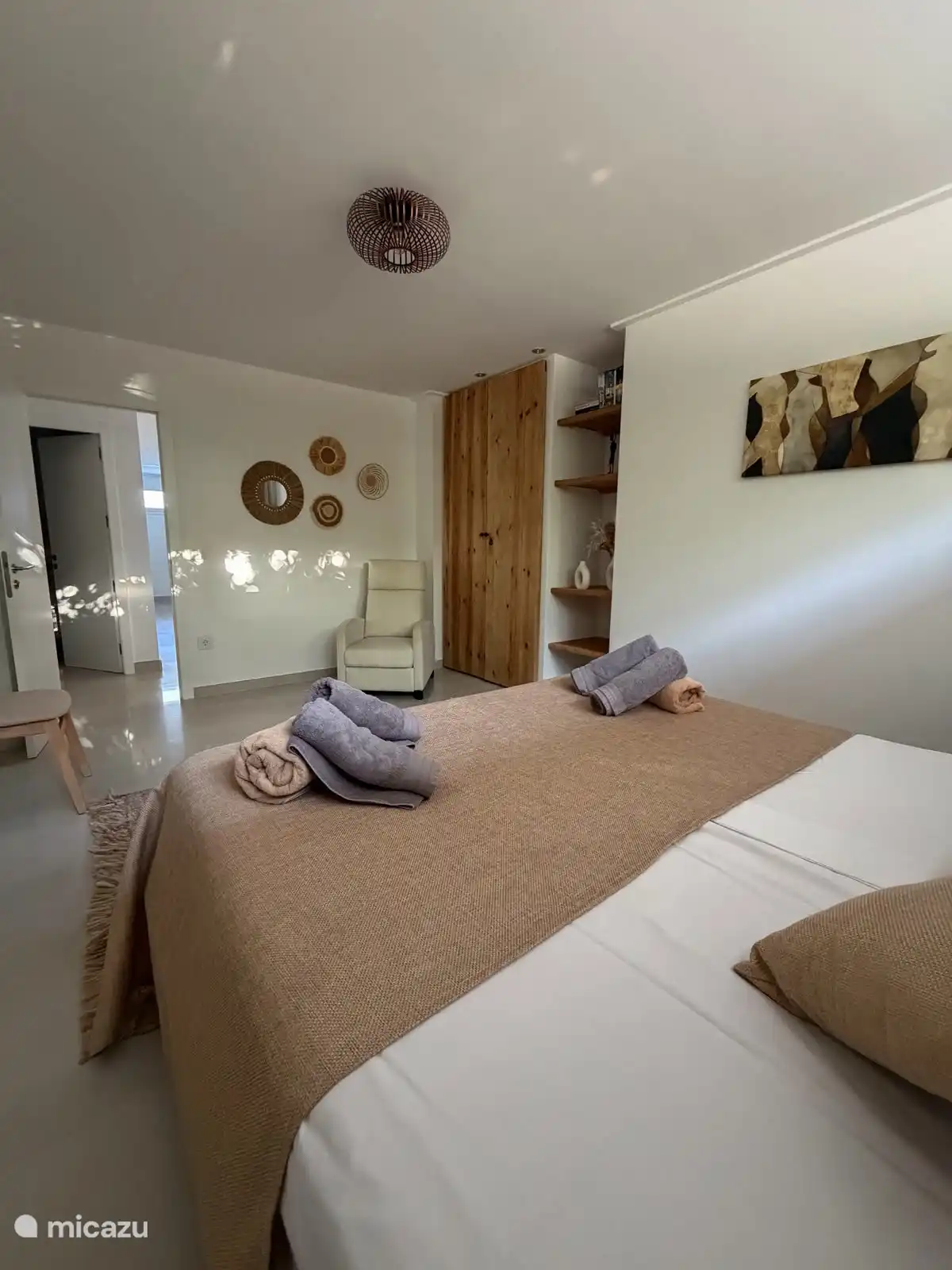 Schlafzimmer 3, Keller mit Kingsize-Bett (180x200) sowie Kleiderschrank und Klimaanlage