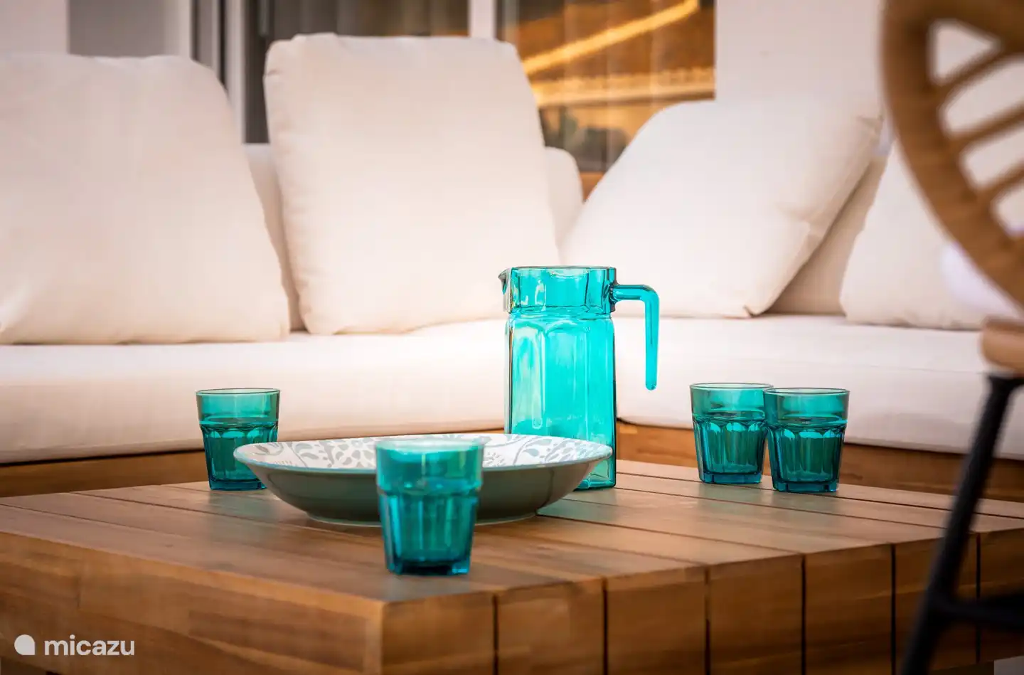 une belle terrasse avec salon et vue sur le jardin, la piscine et le Montgo