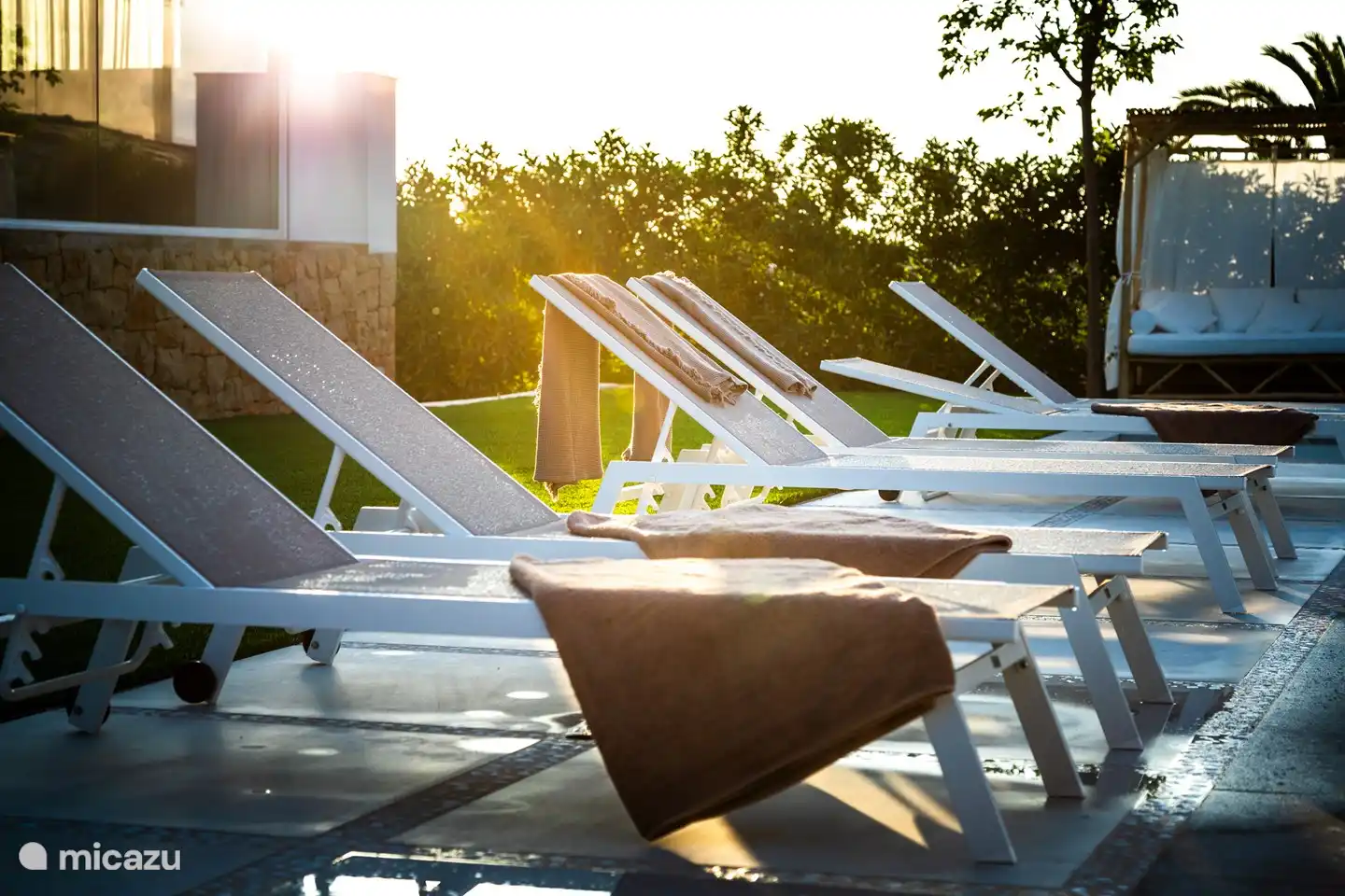 Il y a 6 chaises longues à la piscine et un joli siège de détente à l'ombre.