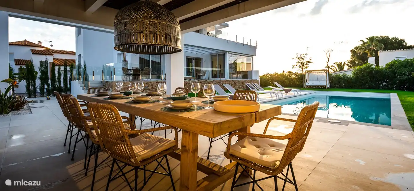 terrasse extérieure avec grande table à manger pour 10 personnes