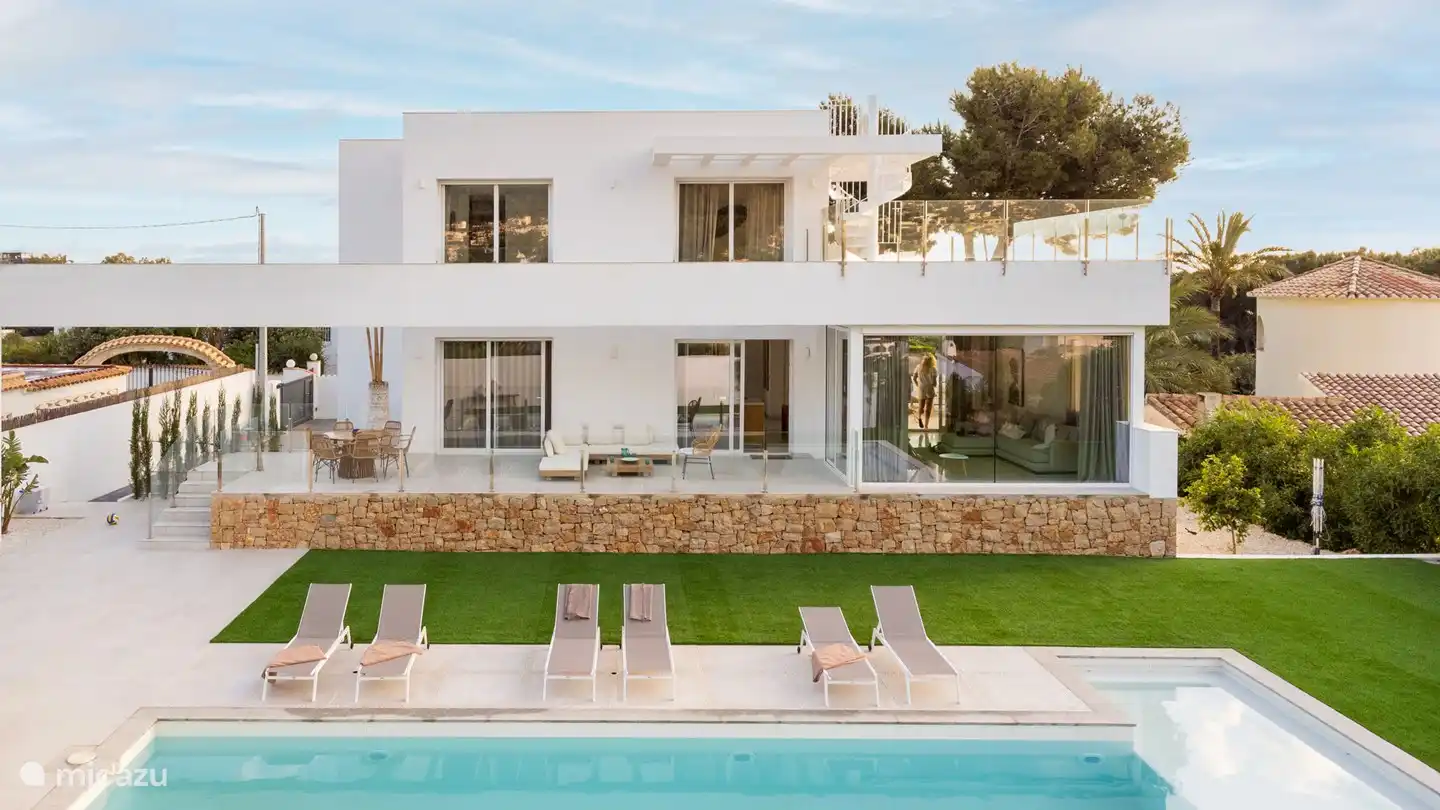 La maison depuis le jardin. Casa Dalia est située dans un quartier résidentiel calme, avec un grand jardin et beaucoup d'intimité.