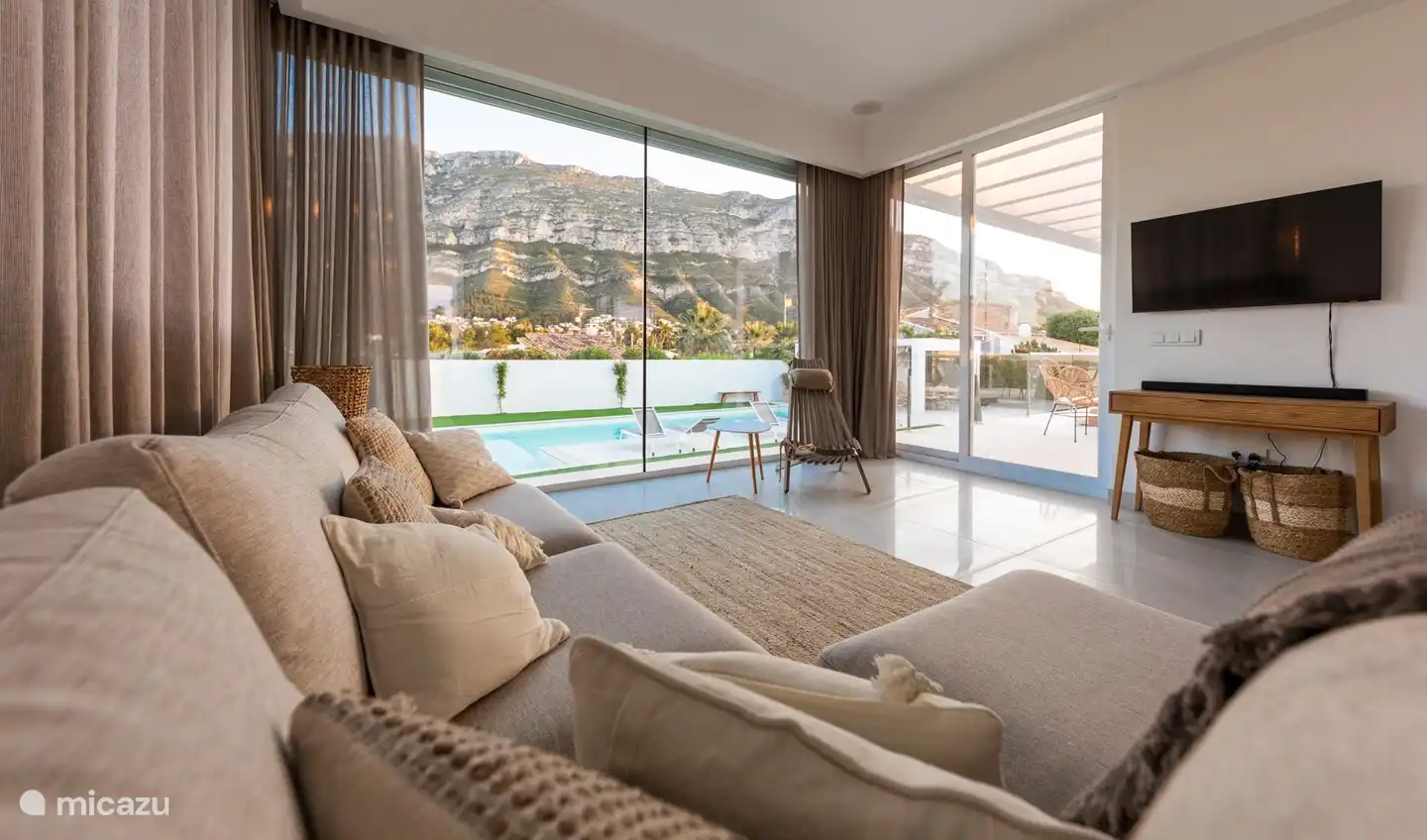 Le séjour est très lumineux et offre une belle vue sur le jardin et les environs.