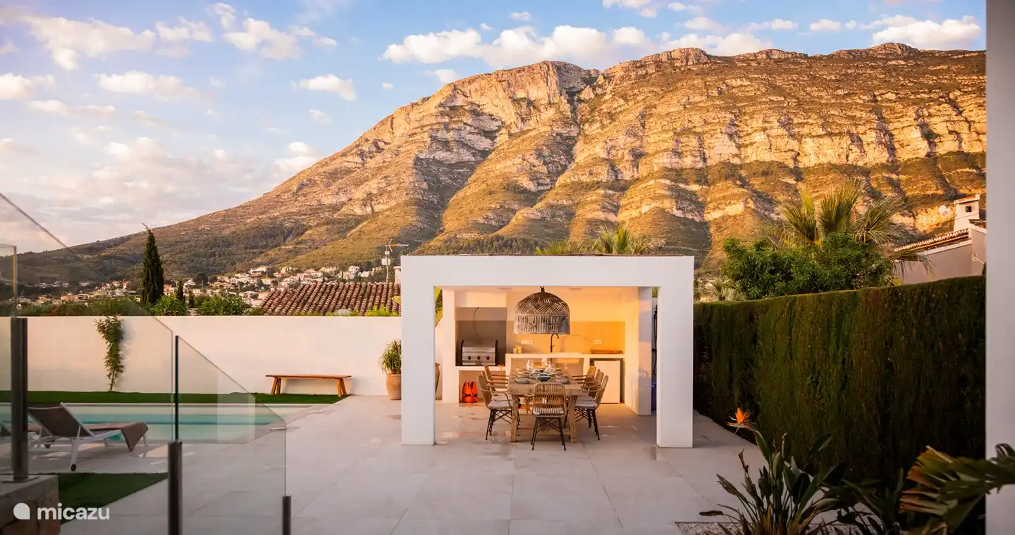 la cuisine extérieure au bord de la piscine