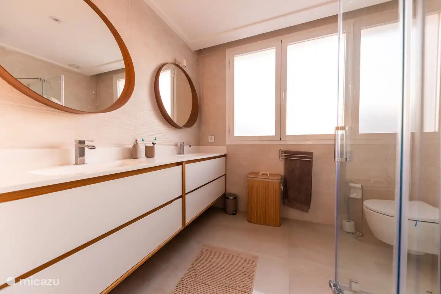 salle de bain spacieuse avec 2 lavabos, une douche et des toilettes.
