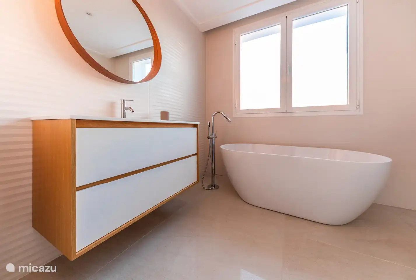 salle de bain en suite avec lavabo, toilette et baignoire