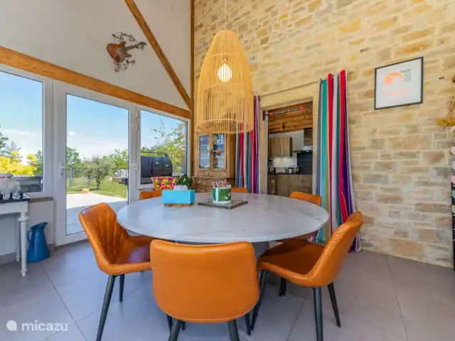 Trufiera en Francia, Dordoña, Florimont-Gaumier - villa Mesa de comedor