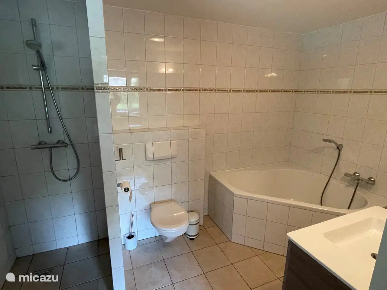 Badezimmer ist mit Schlafzimmer 1 mit Badewanne, Waschbecken und separater Dusche verbunden