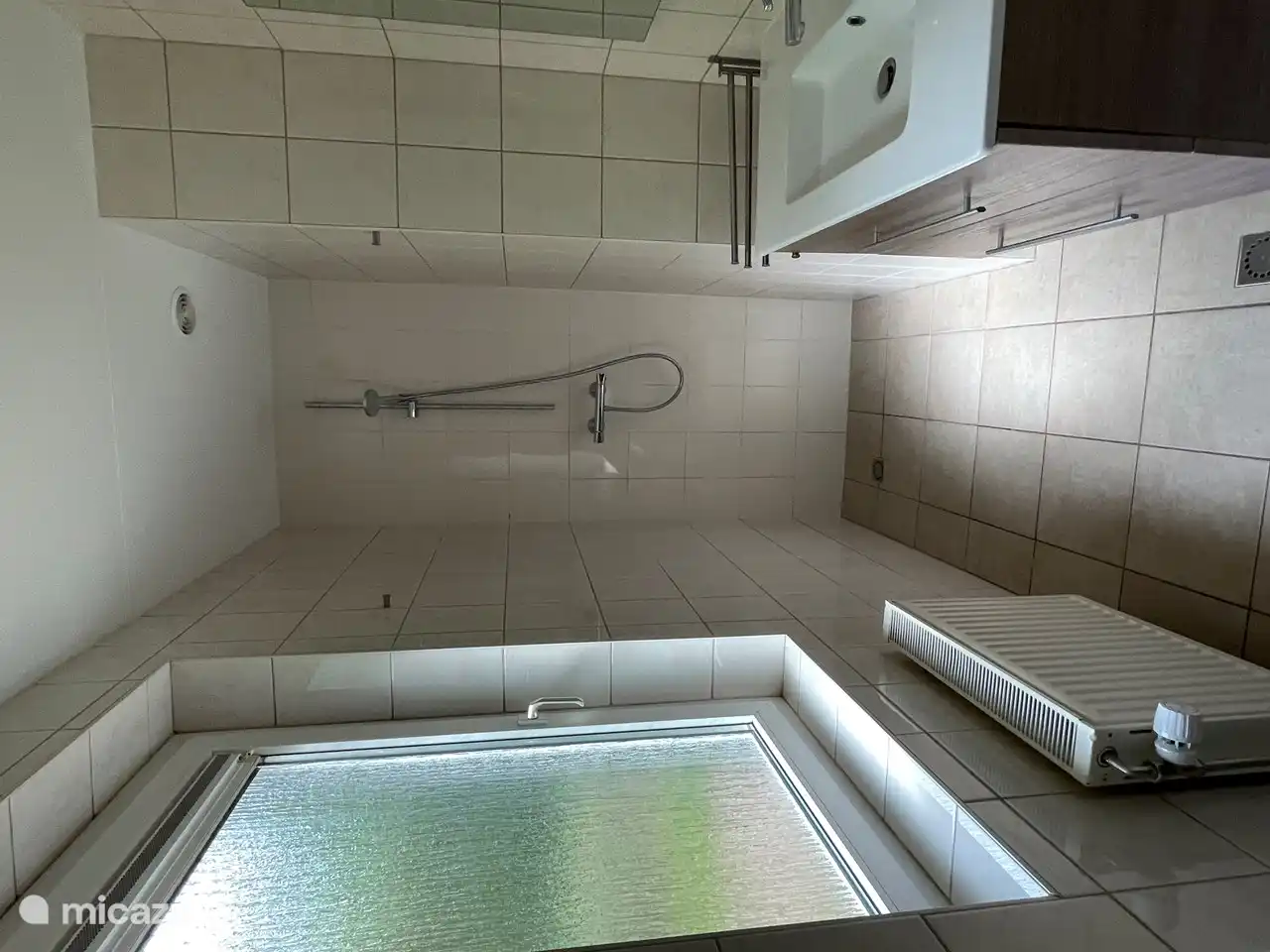 Das Badezimmer ist mit Dusche und Waschbecken an Schlafzimmer 2 angeschlossen