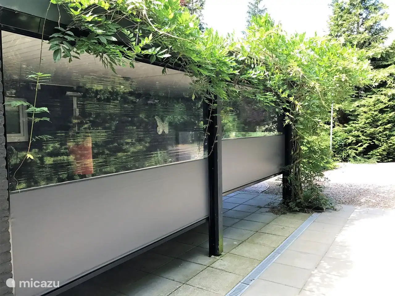 Überdachte Terrasse kann komplett durch Screens geschlossen und mit einem Ofen beheizt werden. Draußen und doch drinnen.